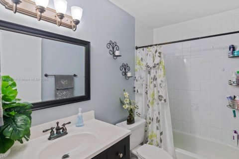 Condo in Hialeah Gardens, Florida, 2 bedrooms  № 1861685 - photo 22