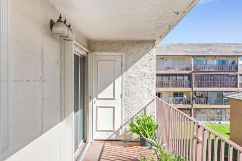 Condo in Hialeah Gardens, Florida, 2 bedrooms  № 1861685 - photo 10
