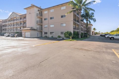 Condo in Hialeah Gardens, Florida, 2 bedrooms  № 1861685 - photo 12