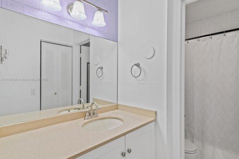 Condo in Hialeah Gardens, Florida, 2 bedrooms  № 1861685 - photo 7