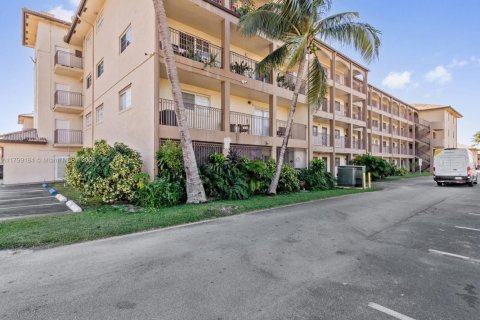 Condo in Hialeah Gardens, Florida, 2 bedrooms  № 1861685 - photo 13