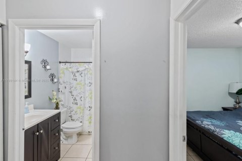 Condo in Hialeah Gardens, Florida, 2 bedrooms  № 1861685 - photo 20