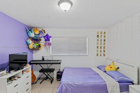 Condo in Hialeah Gardens, Florida, 2 bedrooms  № 1861685 - photo 5