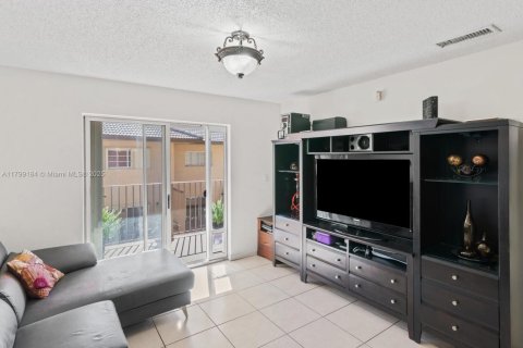 Condo in Hialeah Gardens, Florida, 2 bedrooms  № 1861685 - photo 9