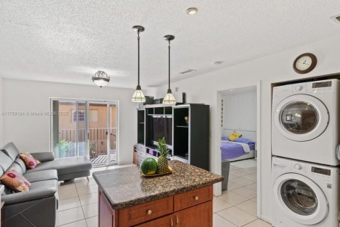 Condo in Hialeah Gardens, Florida, 2 bedrooms  № 1861685 - photo 3