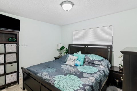 Condo in Hialeah Gardens, Florida, 2 bedrooms  № 1861685 - photo 21
