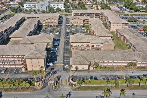 Condo in Hialeah Gardens, Florida, 2 bedrooms  № 1861685 - photo 14