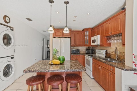 Condo in Hialeah Gardens, Florida, 2 bedrooms  № 1861685 - photo 2