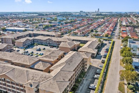Condo in Hialeah Gardens, Florida, 2 bedrooms  № 1861685 - photo 16