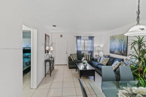 Condo in Hialeah Gardens, Florida, 2 bedrooms  № 1861685 - photo 19