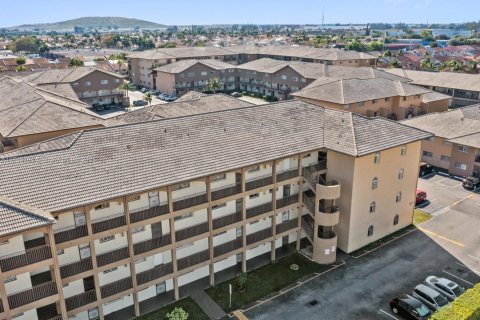 Condo in Hialeah Gardens, Florida, 2 bedrooms  № 1861685 - photo 15