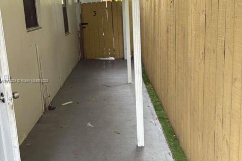 House in Miami, Florida 2 bedrooms, 65.96 sq.m. № 1956010 - photo 2