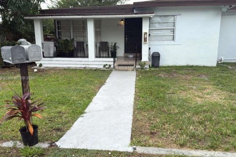 House in Miami, Florida 2 bedrooms, 65.96 sq.m. № 1956010 - photo 1