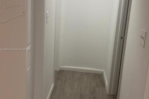 House in Miami, Florida 2 bedrooms, 65.96 sq.m. № 1956010 - photo 9