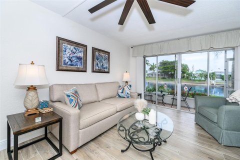 Copropriété à louer à Punta Gorda, Floride: 2 chambres, 103.49 m2 № 2406595 - photo 13