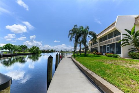 Copropriété à louer à Punta Gorda, Floride: 2 chambres, 103.49 m2 № 2406595 - photo 3