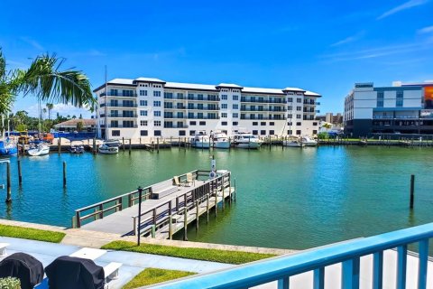 Condo in Madeira Beach, Florida, 1 bedroom  № 1767669 - photo 21