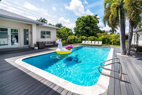 House in Dania Beach, Florida 5 bedrooms, 151.8 sq.m. № 1920521 - photo 1