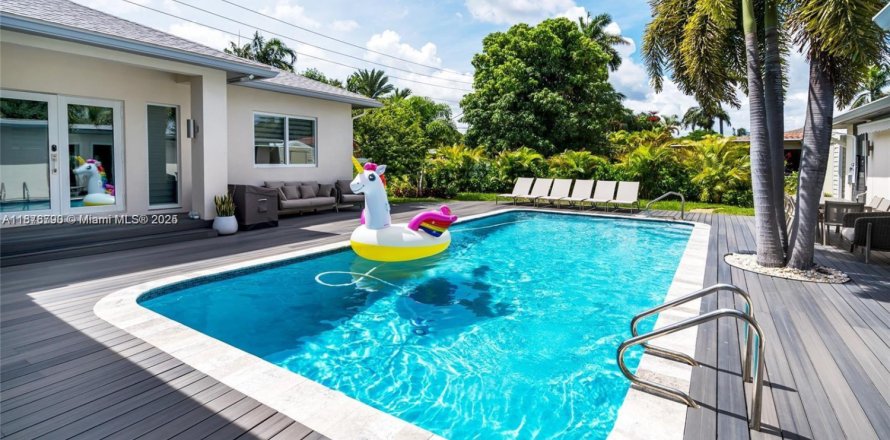 House in Dania Beach, Florida 5 bedrooms, 151.8 sq.m. № 1920521