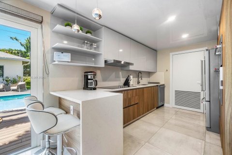 House in Dania Beach, Florida 5 bedrooms, 151.8 sq.m. № 1920521 - photo 17