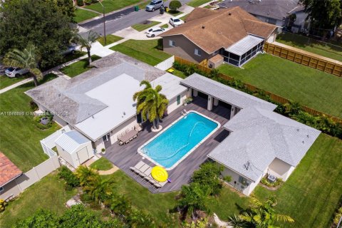 House in Dania Beach, Florida 5 bedrooms, 151.8 sq.m. № 1920521 - photo 2