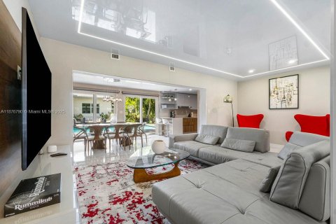 House in Dania Beach, Florida 5 bedrooms, 151.8 sq.m. № 1920521 - photo 10