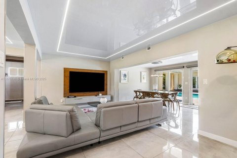House in Dania Beach, Florida 5 bedrooms, 151.8 sq.m. № 1920521 - photo 11