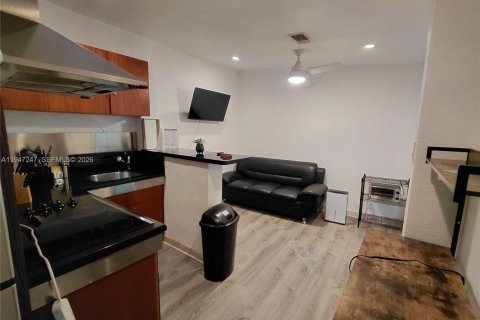 Casa en alquiler en Miami, Florida, 2 dormitorios, 166.3 m2 № 2003317 - foto 7