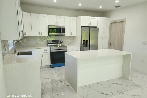 House in Lehigh Acres, Florida 4 bedrooms, 181.53 sq.m. № 1760152 - photo 5