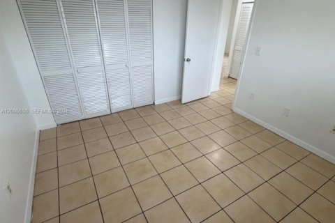 Apartment in Hialeah, Florida 2 bedrooms, 1820.88 sq.m. № 2399673 - photo 8