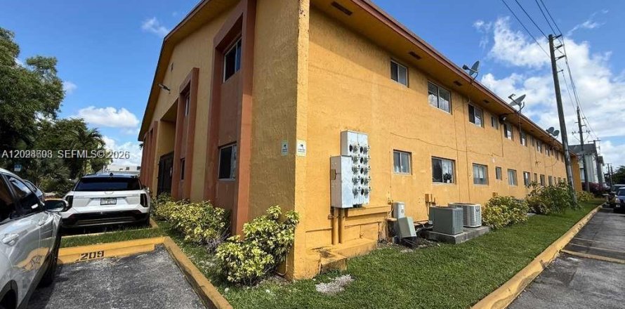 Apartment in Hialeah, Florida 2 bedrooms, 1820.88 sq.m. № 2399673