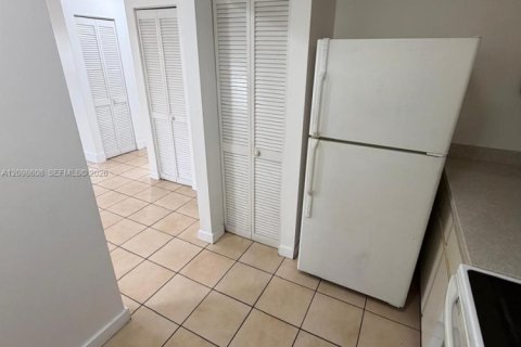 Apartment in Hialeah, Florida 2 bedrooms, 1820.88 sq.m. № 2399673 - photo 5