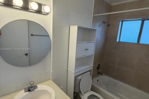 Apartment in Hialeah, Florida 2 bedrooms, 1820.88 sq.m. № 2399673 - photo 10