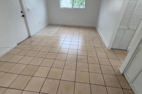 Apartment in Hialeah, Florida 2 bedrooms, 1820.88 sq.m. № 2399673 - photo 2