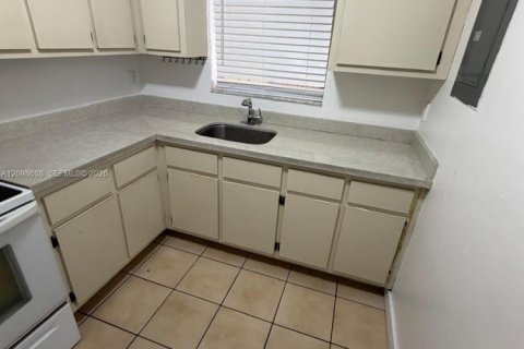 Apartment in Hialeah, Florida 2 bedrooms, 1820.88 sq.m. № 2399673 - photo 4