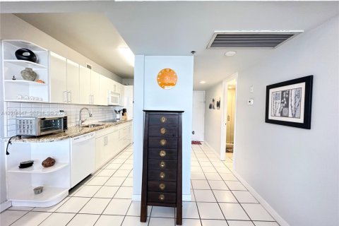 Copropriété à louer à Miami Beach, Floride: 49.24 m2 № 2154873 - photo 12