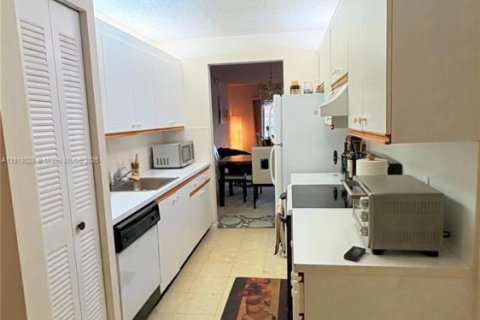 Снять в аренду кондоминиум в Пемброк-Пайнс, Флорида 2 спальни, 102.75м2, № 1972516 - фото 3