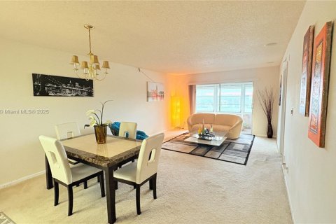 Снять в аренду кондоминиум в Пемброк-Пайнс, Флорида 2 спальни, 102.75м2, № 1972516 - фото 1