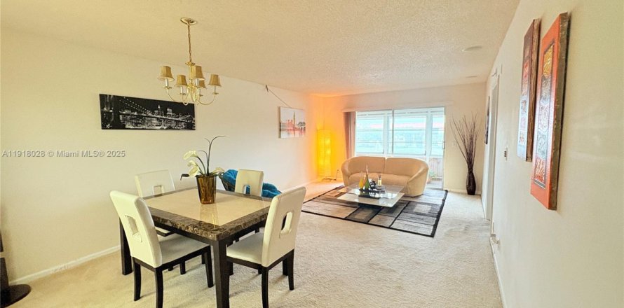 Кондоминиум с 2 спальнями в Пемброк-Пайнс, Флорида № 1972516