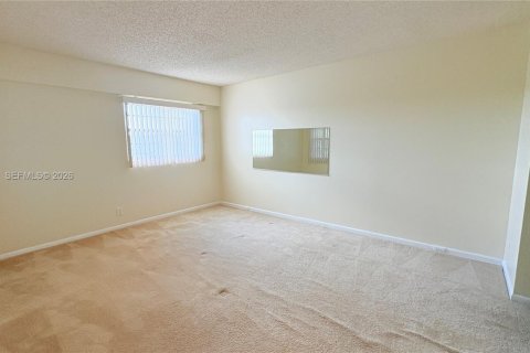 Condo in Pembroke Pines, Florida, 2 bedrooms  № 1972516 - photo 12