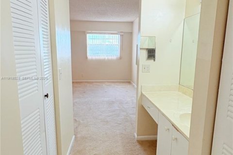 Condo in Pembroke Pines, Florida, 2 bedrooms  № 1972516 - photo 10