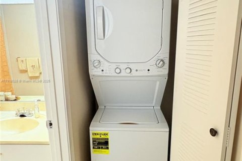 Снять в аренду кондоминиум в Пемброк-Пайнс, Флорида 2 спальни, 102.75м2, № 1972516 - фото 6