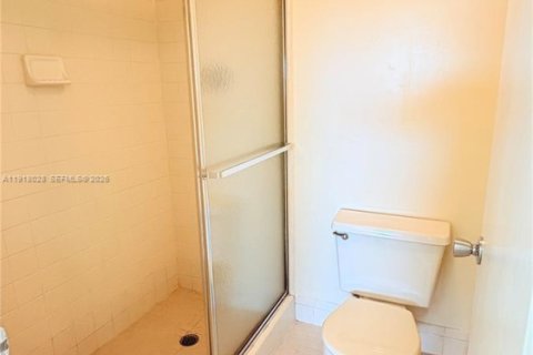 Condo in Pembroke Pines, Florida, 2 bedrooms  № 1972516 - photo 11