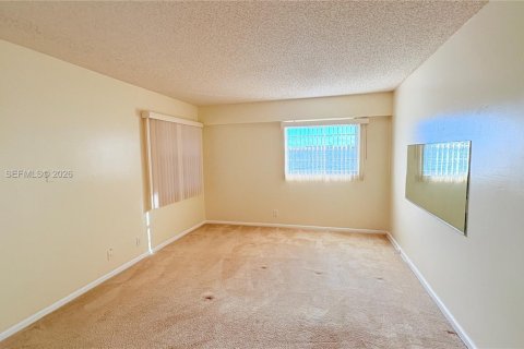 Condo in Pembroke Pines, Florida, 2 bedrooms  № 1972516 - photo 13