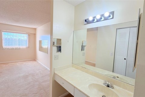 Condo in Pembroke Pines, Florida, 2 bedrooms  № 1972516 - photo 14