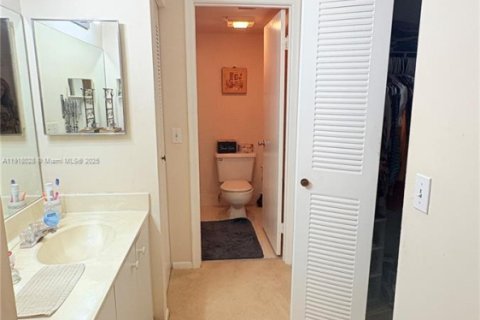 Снять в аренду кондоминиум в Пемброк-Пайнс, Флорида 2 спальни, 102.75м2, № 1972516 - фото 2