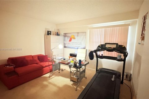 Снять в аренду кондоминиум в Пемброк-Пайнс, Флорида 2 спальни, 102.75м2, № 1972516 - фото 8