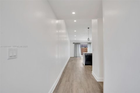 Touwnhouse à vendre à Miami, Floride: 3 chambres, 106.28 m2 № 1990547 - photo 2