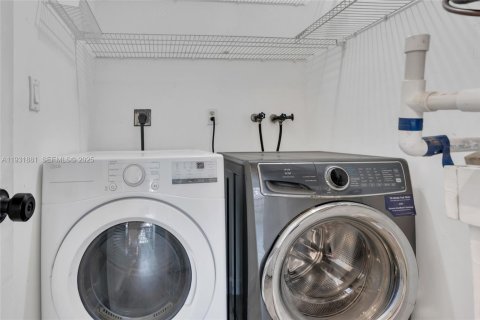 Touwnhouse à vendre à Miami, Floride: 3 chambres, 106.28 m2 № 1990547 - photo 18