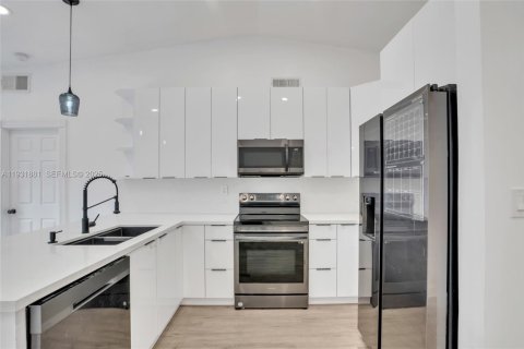 Touwnhouse à vendre à Miami, Floride: 3 chambres, 106.28 m2 № 1990547 - photo 9